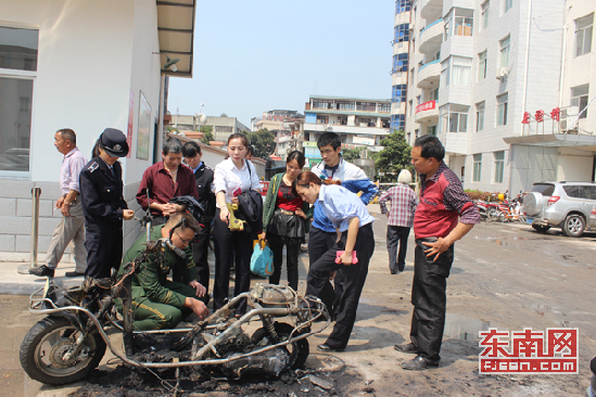 摩托车被烧就剩个铁架子