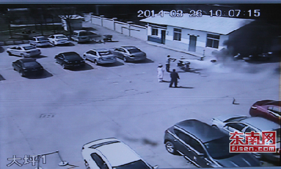 监控画面拍下的医护人员灭火画面