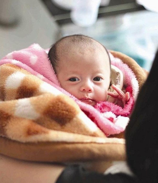 小梅怀抱可爱的大女儿儒儒