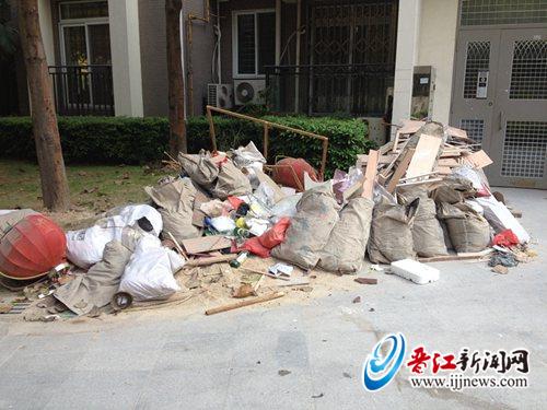 华泰小区居民每天进出家门口，都得绕过一大堆的建筑 