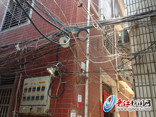 青阳阳光社区电线乱搭，下雨天还会噼里啪啦地闪火光