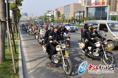 派出所和辖区各巡逻队在辖区进行了踩街活动