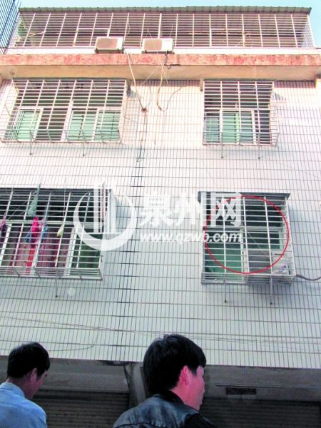 租客死在二楼多日，窗户爬满苍蝇（画圈处）。