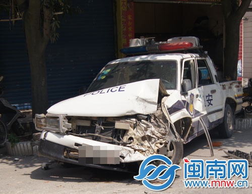 警车车头破损严重