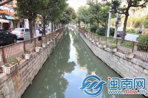 泉州市区福田路丰泽实验小学这一侧护栏已经加高
