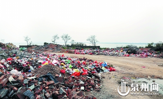 石狮子英村附近路段海边,一处空地堆满垃圾