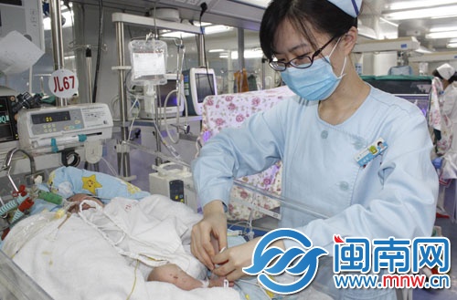 护士们会经常过来看看宝宝