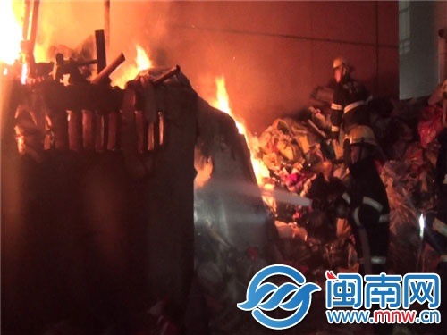废品堆着火