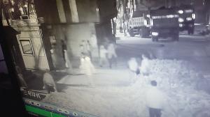兰州火车站前遍地砖块追踪：20人凌晨扔80分钟1