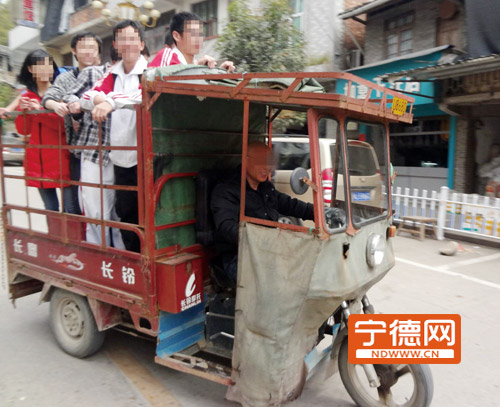 福安：七学生乘三轮车赏花被拦