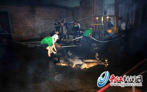 消防官兵一边忙着灭火，一边与该工厂的工作人员一道 
