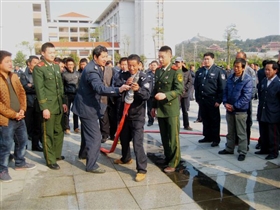 百名校园保安学习消防技能
