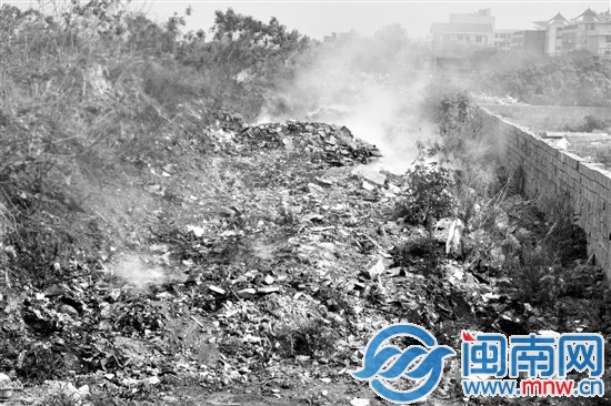 普贤路田边社区段垃圾山绵延三十余米