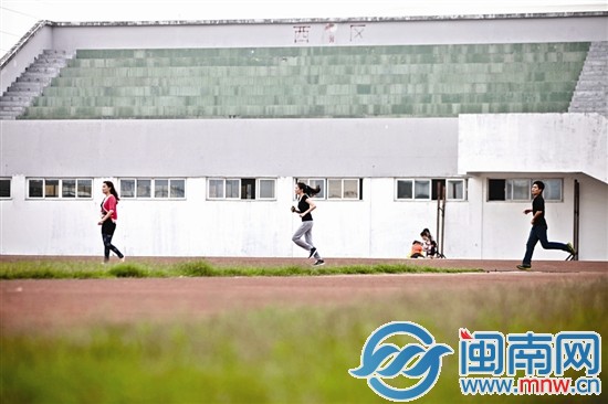 天气不冷不热，户外锻炼刚好