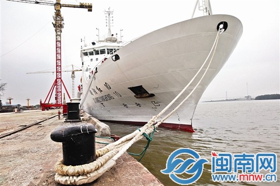 停泊在广州长洲码头的“向阳红10”号