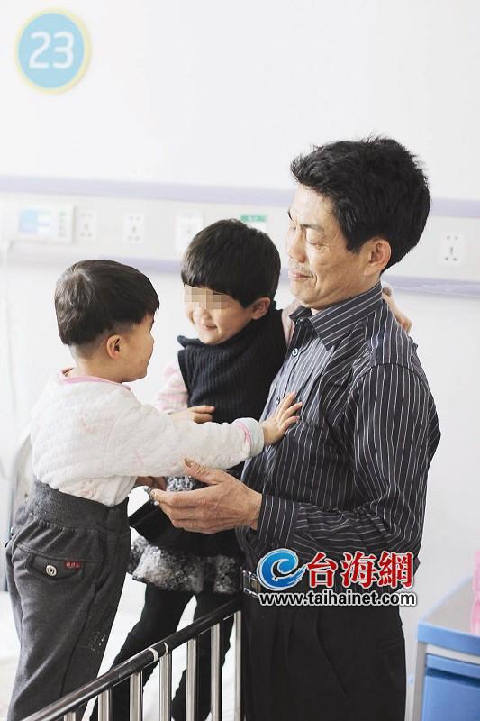 姐弟误食煤油众人爱心接力