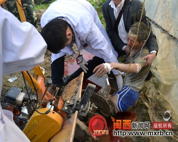 耕地机吞噬五旬老汉双腿