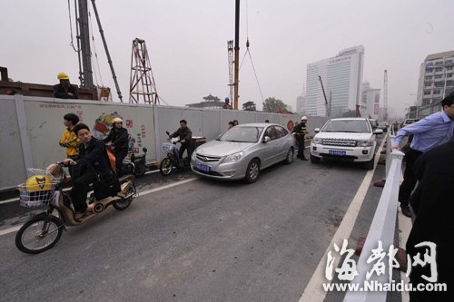 夫妇被小车撞倒