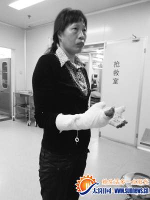 吴女士双手多处被砍伤