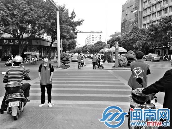 闽南师范16名大学生志愿者维持交通秩序