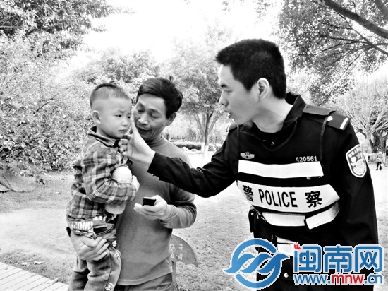 孩子找到爷爷后，仍然惊魂未定