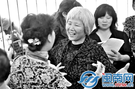 黄阿姨和姐妹们唱得很开心