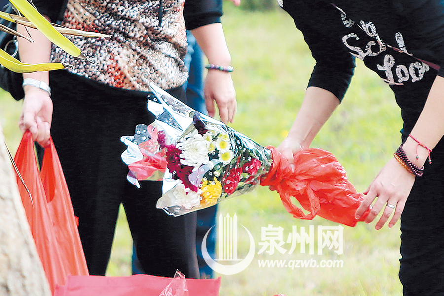 带上鲜花，文明祭扫