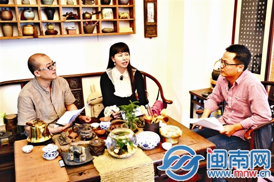 吴素明（左）、姚雅丽（中）和洪春锦（右）讨论小记 