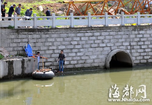 民警组织工作人员打捞浮尸