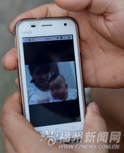 手机里相片寄托着刘先生对妻儿的哀思