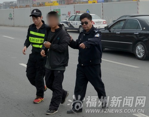 疑似嫌疑人被警方带走调查