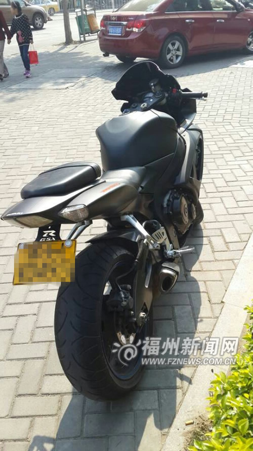 这辆价值约10万元的摩托车被暂扣
