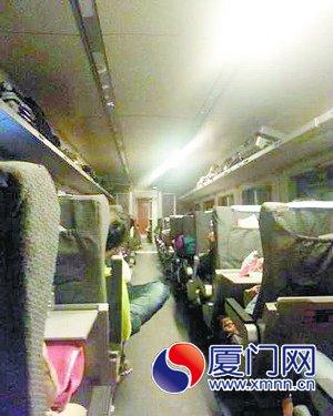 车厢断电，只有应急灯提供照明