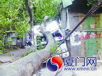 被压坏的小货车