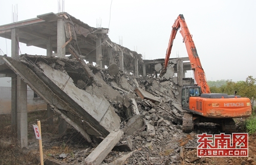 图为违法建房的拆除现场