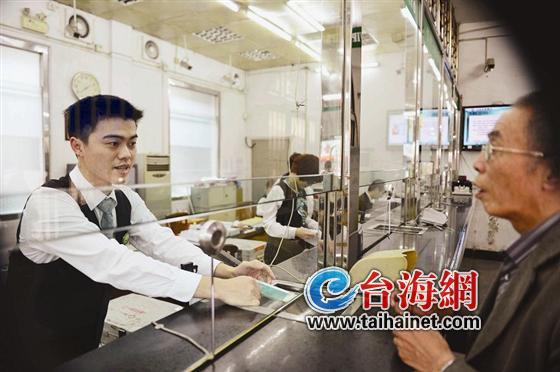 银行员工几次找借口拒绝刘老伯的转账要求