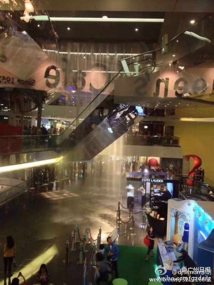 香港又一城玻璃窗顶被冰雹砸穿2