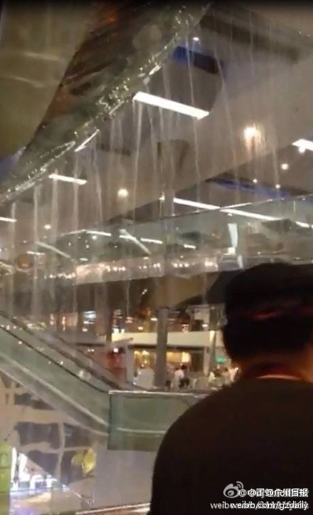 香港又一城玻璃窗顶被冰雹砸穿3