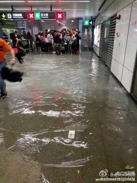 香港又一城玻璃窗顶被冰雹砸穿4