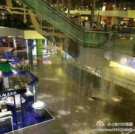 香港又一城玻璃窗顶被冰雹砸穿5