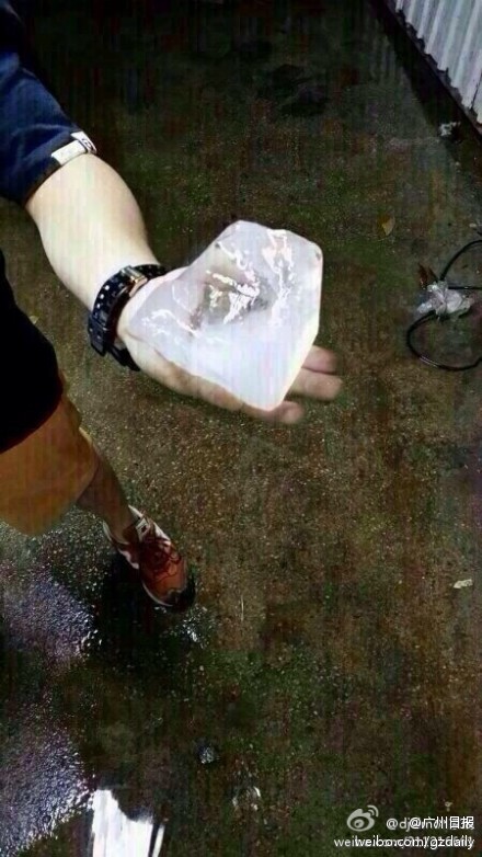 香港又一城玻璃窗顶被冰雹砸穿7