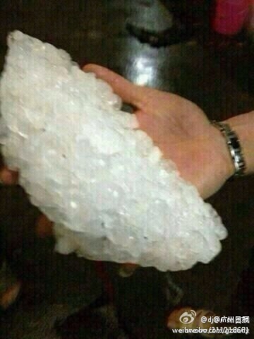 香港又一城玻璃窗顶被冰雹砸穿8