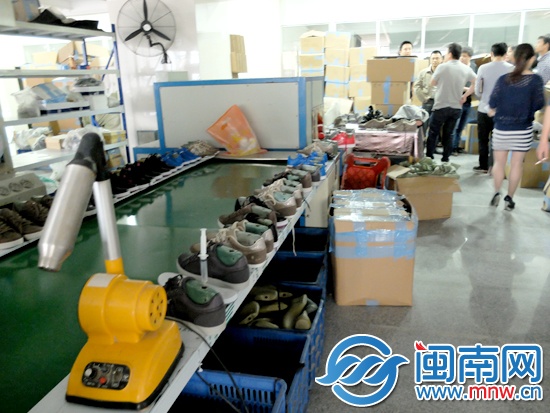 在3楼厂房，有流水线作业的操作台