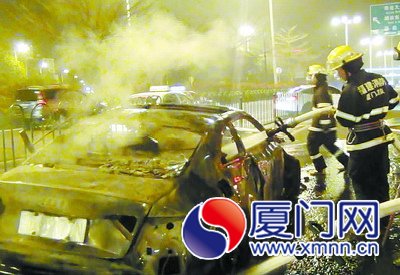 奥迪轿车失控撞上护栏 瞬间烧成空架子