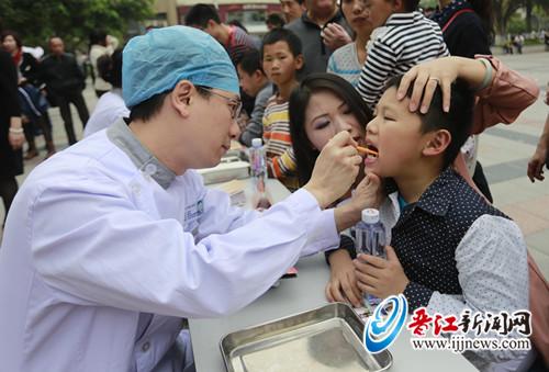 前来就诊咨询的市民就在义诊点每位医生的桌前排起了队