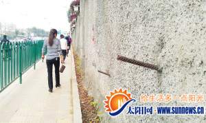 钢筋直指行人 非常危险