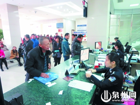 晋江市公安局出入境管理大队用真诚周到的服务赢得了 
