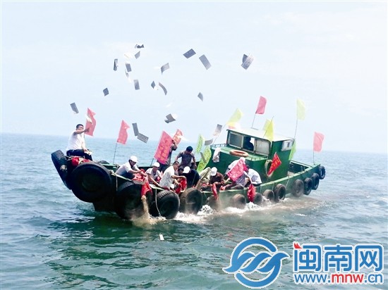 1133位先人的骨灰被撒向石狮大坠岛海域