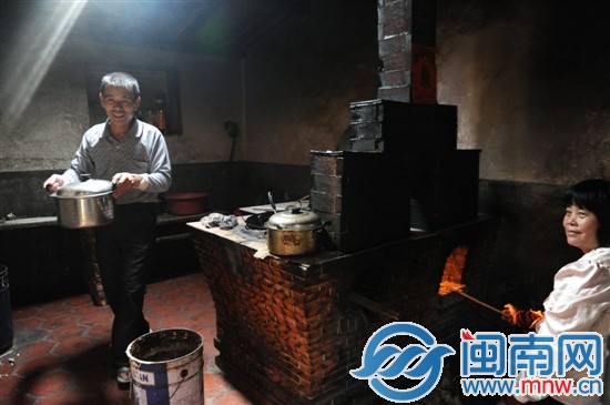 做饭，她生火，二十几年的夫妻生活很默契