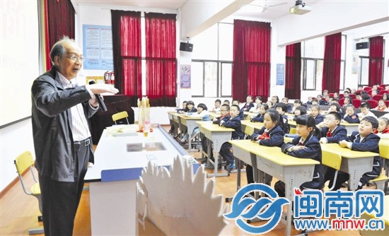 陈老师讲得引人入胜，小记者专心致志听讲